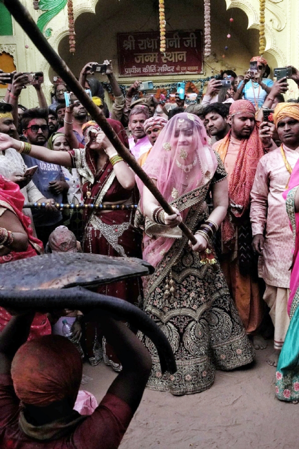 गोपियों की प्रेम पगी लाठियां खाने के लिए हर कोई हुआ बेताव,रंग गुलाल से सराबोर हुई रंगीली गली