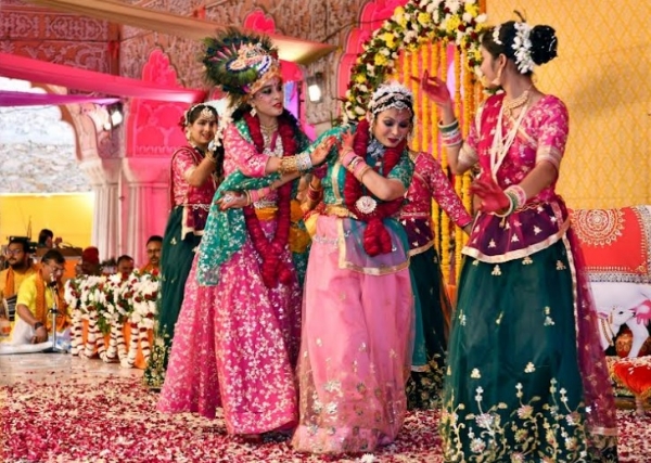 गोविंद देवजी मंदिर में पुष्प फागोत्सव: फाल्गुनी भजनों पर कलाकारों की सुंदर प्रस्तुति