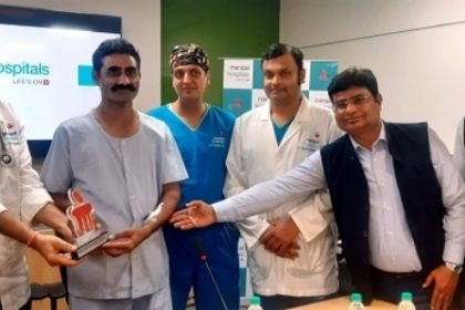 जिंदगी की जंग जीतकर हॉस्पिटल से डिस्चार्ज हुए बैंक कैशियर