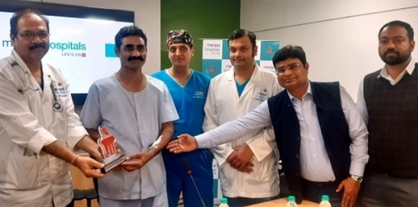 जिंदगी की जंग जीतकर हॉस्पिटल से डिस्चार्ज हुए बैंक कैशियर