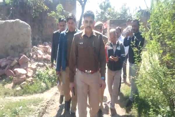 गांव मिलकपुर में सर्च को जातेपुलिस अधिकारी। 