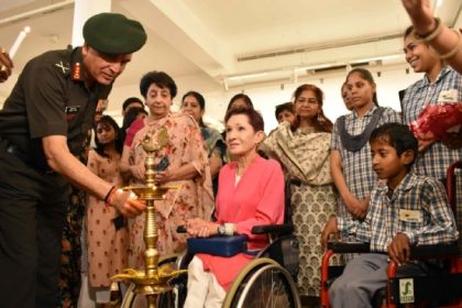 जेकेके में उमंग के विशेष बच्चों द्वारा बनाई पेंटिंग्स की प्रदर्शनी का उद्घाटन
