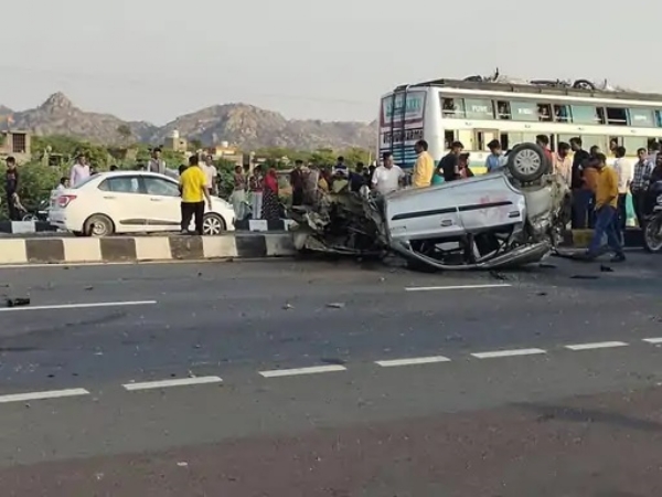 टायर फटने से ट्रक में टक्कर के बाद पलटी कार, परिवार के तीन लोगों की मौत