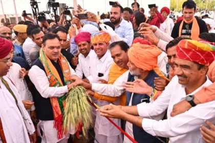 मुख्यमंत्री का स्वागत करते किसान।