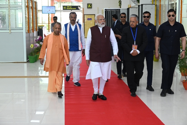 आजमगढ़ में पीएम मोदी और सीएम योगी