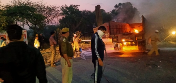 टक्कर के बाद ट्रक में  लगी आग