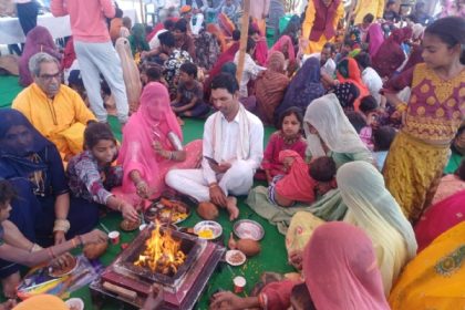 नौ कुंडीय गायत्री महायज्ञ में बैठे यजमान।