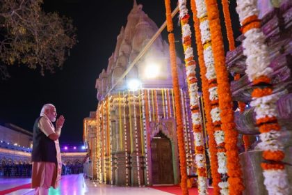 प्रधानमंत्री मोदी ने वाराणसी में पूर्व जन प्रतिनिधियों से मुलाकात की,हाल चाल लिया