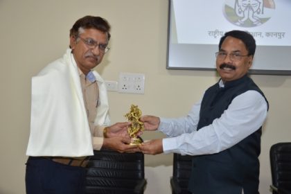 बच्चों को अंग्रेजी के साथ-साथ हिंदी का भी मास्टर बनायें : हरीश कुमार गुप्ता
