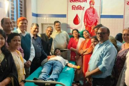 बाडी में रक्तदान करते लोग। 
