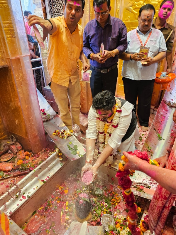 बाबा विश्वनाथ को कचनार वृक्ष के फूलों से बना हर्बल गुलाल अर्पित करते अफसर: फोटो बच्चा गुप्ता