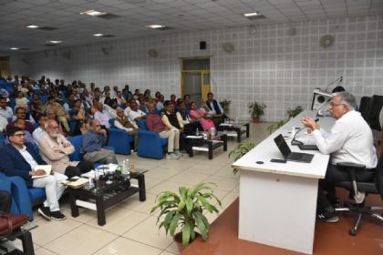 बीएचयू में शैक्षणिक सत्र 2024-25 को लेकर विद्वत परिषद् की बैठक:फोटो बच्चा गुप्ता
