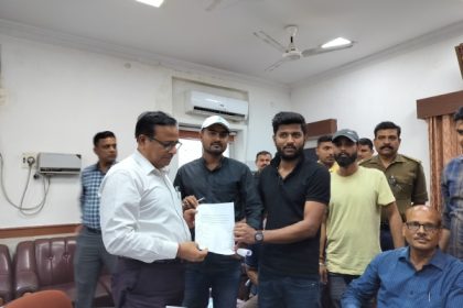 बीएचयू में सत्र पटरी पर लाने के लिए विद्यार्थियों ने परीक्षा नियंत्रक को सौंपा ज्ञापन