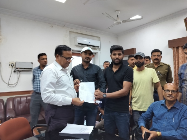 बीएचयू में सत्र पटरी पर लाने के लिए विद्यार्थियों ने परीक्षा नियंत्रक को सौंपा ज्ञापन