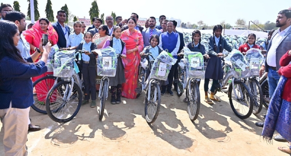 बेटियों को बराबर के अवसर दें- दीया कुमारी