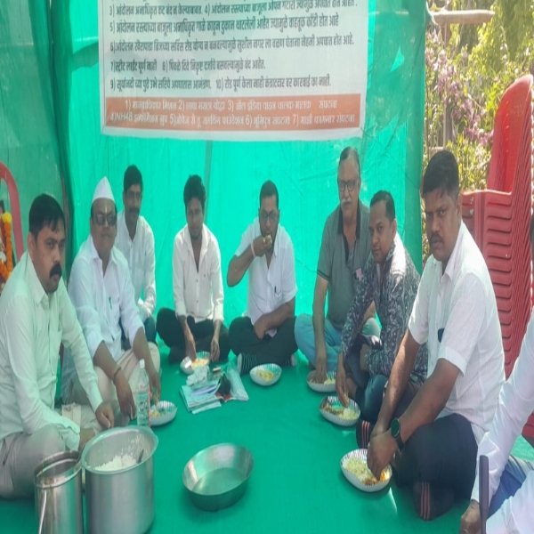 बोईसर-चिल्हार राजमार्ग पर हो रही दुर्घटनाओं के विरोध में जनसामर्थ्य आदिवासी संघटन ने जिला प्रशासन और एमआईडीसी के अधिकारियों का किया श्राद्ध