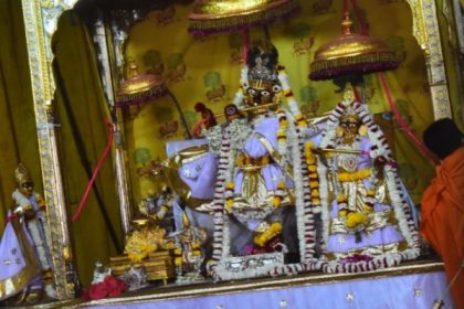 Lord Govind played Holi with devotees