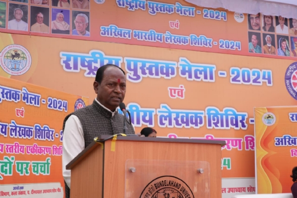 पुस्तक मेले में बोलते हुए अतिथि