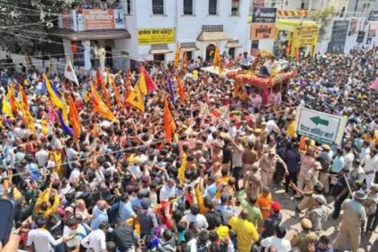 मंदिर की चौखट लांघ रथ पर सवार होकर भक्तों को दर्शन देने निकले श्याम सरकार