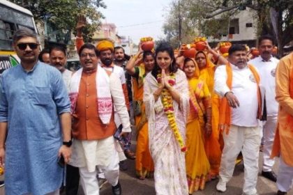 महंत नृत्य गोपाल दास का आशीर्वाद लेकर महिलाओं ने पुन: मोदी को पीएम बनाने की भरी हुंकार