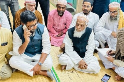 माहे रमजान का चांद देखते लोग:फोटो बच्चा गुप्ता