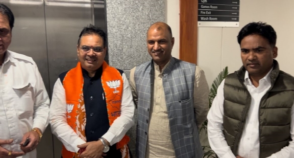 मीटिंग के बाद जनप्रतिनिधि।