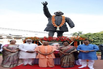 मुख्यमंत्री योगी ने पूर्व मुख्यमंत्री हेमवती नंदन बहुगुणा को दी श्रद्धांजलि