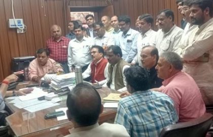 मृतक शिक्षक के परिवार की मदद के लिए शिक्षक संगठनों ने बोर्ड सचिव को सौंपा ज्ञापन