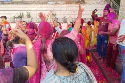 यादव बंधुओं ने गोवर्धन धारी भगवान कृष्ण के साथ फूलों की होली खेली