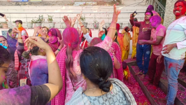 यादव बंधुओं ने गोवर्धन धारी भगवान कृष्ण के साथ फूलों की होली खेली