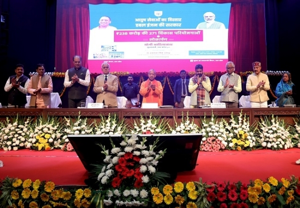 कार्यक्रम में शामिल होते मुख्यमंत्री