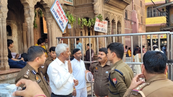 डीएम-एसएसपी बांकेबिहारी मंदिर में निरीक्षण कर अधीनस्थों को  निर्देश देते हुए 