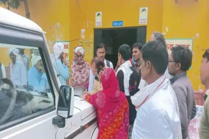 चौथ का बरवाड़ा में मोर्चरी के बाहर एकत्र परिजनों की भीड़।