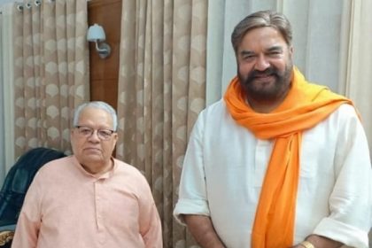 Actor Surendrapal Singh, who played the role of Dronacharya, met Governor Mishra.