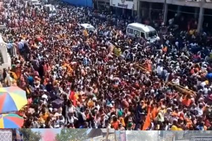 होली और राधाकृ़ष्ण की भक्ति में मस्ती  में परिक्रमा करता सैलाब 