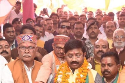कैबिनेट मंत्री उ०प्र० नंद गोपाल गुप्ता नंदी अमेठी में स्मृति ईरानी के चुनाव कार्यालय का उद्घाटन करते हुए।