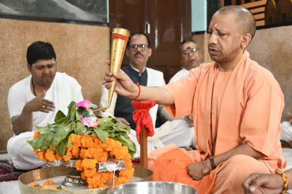 रुद्राभिषेक कर मुख्यमंत्री योगी ने की चराचर जगत के कल्याण की प्रार्थना