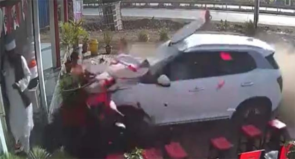 लातूर में बेकाबू कार होटल में घुसी, दो की मौत, चार घायल