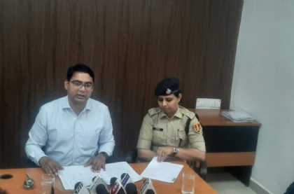 पत्रकार वार्ता को सम्बोधित करते हुए जिला निर्वाचन अधिकारी।
