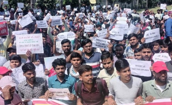 लोनिवि मुख्यालय पर प्रदर्शन