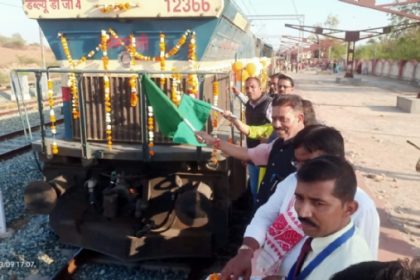 डूंगरपुर रेल्वे स्टेशन से ट्रेन को हरी झंडी दिखाकर रवाना करते हुए अतिथि।