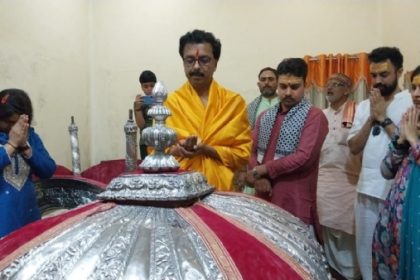 वाराणसी: पालकी पूजन करते महंत परिवार के सदस्य:फोटो बच्चा गुप्ता