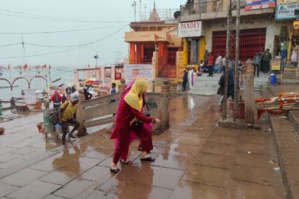 वाराणसी में फिर बदला मौसम का तेवर,बूंदाबांदी और हवाओं से ठंड का एहसास