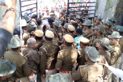 विधायक गणेश घोघरा सहित चार सौ कार्यकर्ताओं के खिलाफ राजकार्य में बाधा का मामला दर्ज