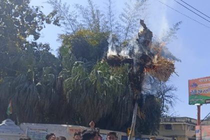 संदेशखाली की घटना को लेकर अभाविप छात्रों ने फूंका ममता बनर्जी का प्रतीकात्मक पुतला