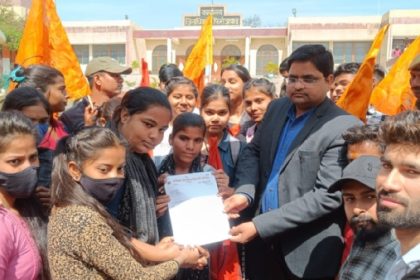 ज्ञापन सौंपते कार्यकर्ता