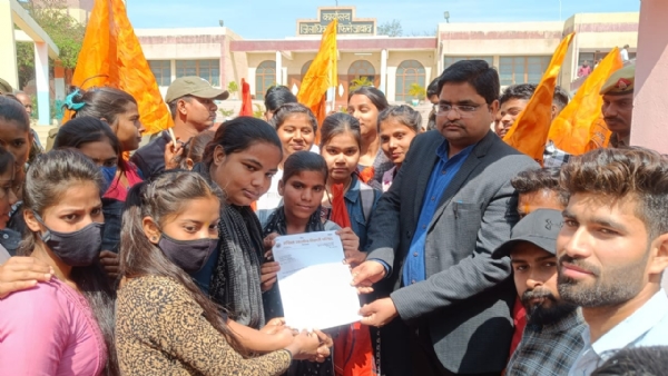 ज्ञापन सौंपते कार्यकर्ता