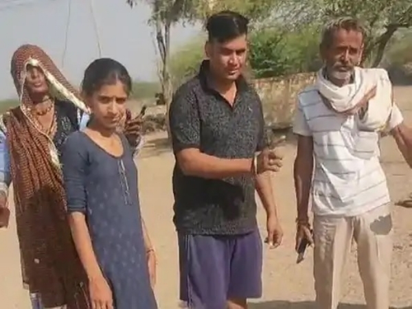 जानकारी देते ग्रामीण।