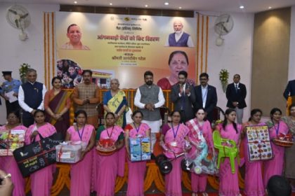 राज्यपाल आंगनवाड़ी के कार्यक्रम में: फोटो बच्चा गुप्ता