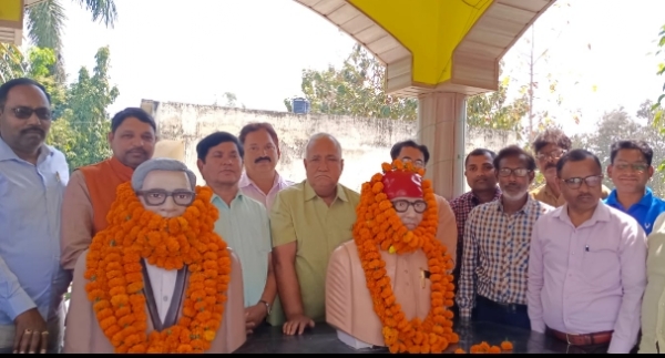 समाजवादी पुरोधा डॉ राम मनोहर लोहिया को श्रद्धासुमन अर्पित करते लोग:फोटो बच्चा गुप्ता